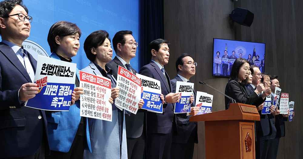野党、市民社会、および広場からろうそくの光を育てる